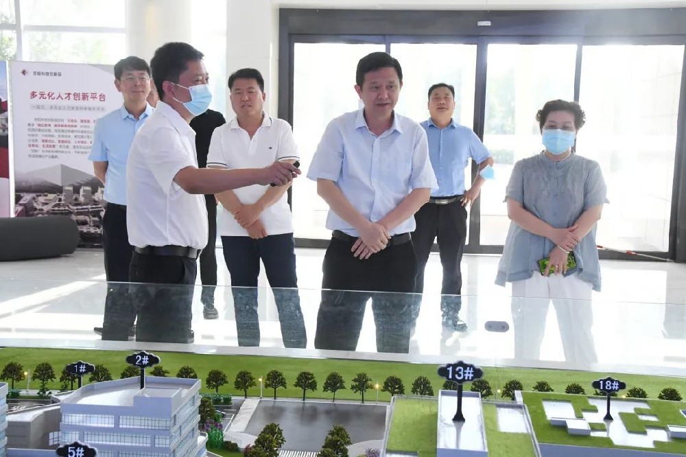 鄭州市二七區(qū)委副書記、區(qū)長虎榮鑫一行蒞臨鄭投科技創(chuàng)新園調(diào)研指導工作