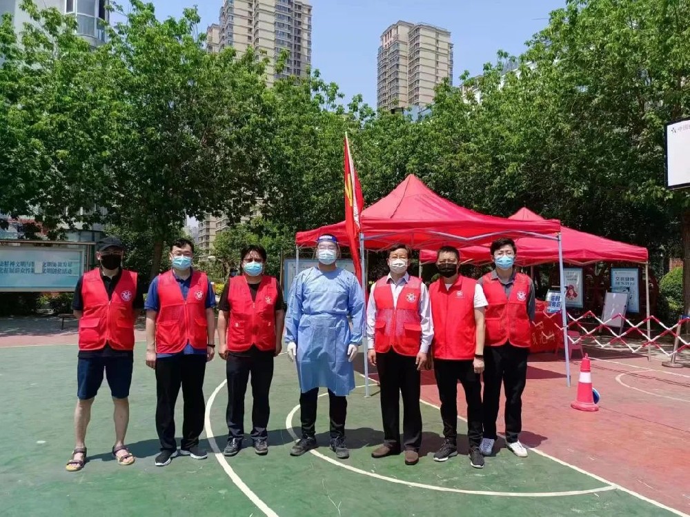 【黨建園地】服務(wù)核酸檢測(cè)，爭(zhēng)當(dāng)防疫先鋒│鄭投產(chǎn)業(yè)園黨員志愿者積極參與社區(qū)疫情防控志愿服務(wù)活動(dòng)
