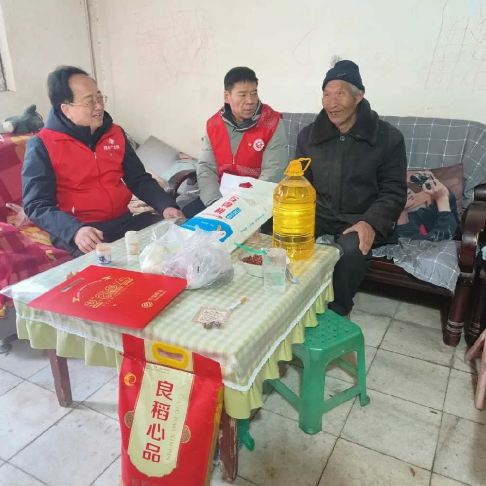【精神文明建設(shè)】龍行龘龘迎新春，歲寒情深暖人心│鄭投產(chǎn)業(yè)園公司開展“我們的節(jié)日?春節(jié)”送溫暖活動